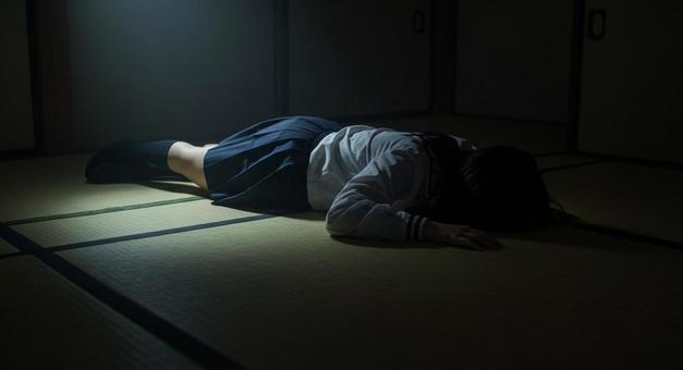 畳の上にうつ伏せになる女性 畳の上にうつ伏せになる女性の写真