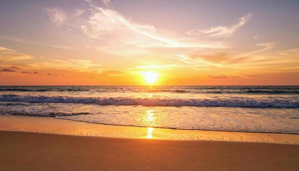太陽が沈む夕暮れの海辺、サンセットビーチ 太陽が沈む夕暮れの海辺、サンセットビーチの写真