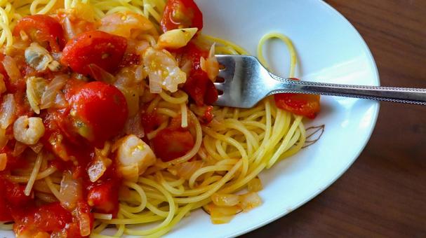菜園のトマトと冷凍シーフードで作るパスタ 菜園のトマトと冷凍シーフードで作るパスタの写真