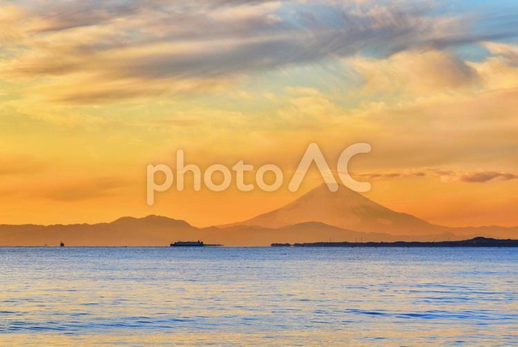 夕焼けの海景と遠くの富士山 02 風景,自然,夕焼けの写真素材