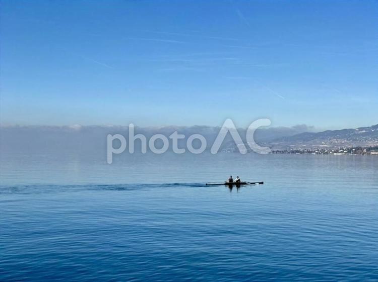 海外の湖でカヌー 湖,空,青空の写真素材