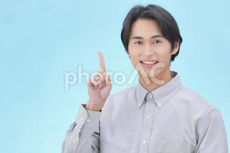 カメラ目線で指を1本立てるワイシャツの男性 男性,モデル,大学生の写真素材