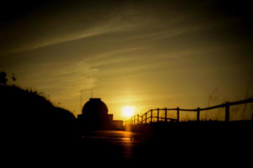 <素材>夕暮れの太陽と天文台のシルエット <素材>夕暮れの太陽と天文台のシルエット 空,サンセット,サンライズの写真素材