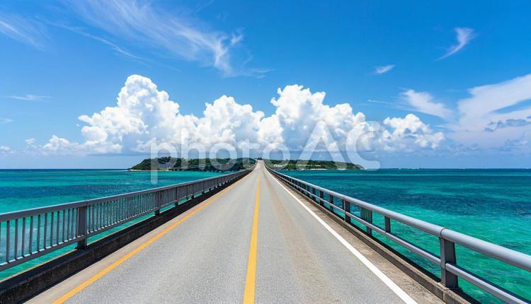 美しい海にかかるまっすぐ進む橋の上の道路 エメラルドグリーン,コバルトブルー,スカイブルーの写真素材