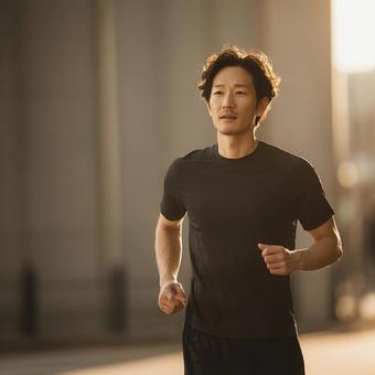 ランニング中の男性の力強くも穏やかな表情 ランニング中の男性の力強くも穏やかな表情の写真