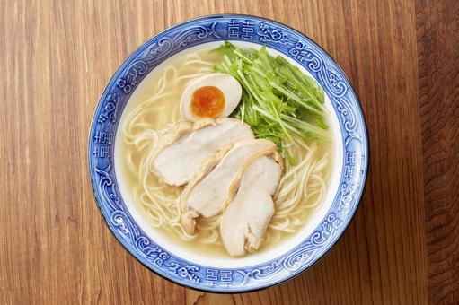 鶏白湯ラーメン 真俯瞰 鶏白湯ラーメン 真俯瞰の写真