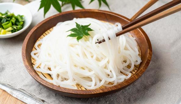 箸で掬う素麺 箸で掬う素麺の写真