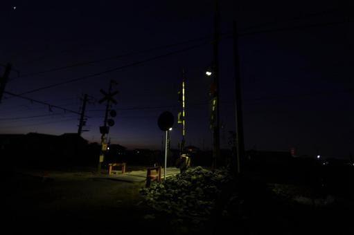 夜の踏切 夜の踏切の写真