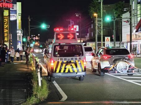 交通整理中のクルマ 交通整理中のクルマ 交通整理,道路,夜間の写真素材