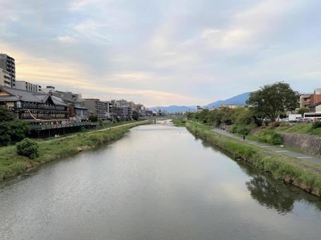 五条大橋から北を眺めた鴨川 五条大橋から北を眺めた鴨川の写真