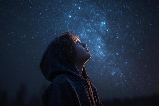天の川を見上げる少年 天の川を見上げる少年の写真