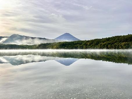 朝の静かな西湖と富士山 朝の静かな西湖と富士山 富士山,西湖,逆さ富士の写真素材