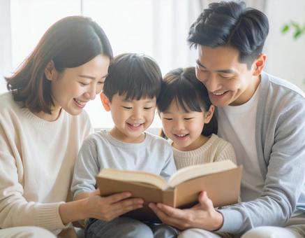 家族で読書 家族で読書の写真