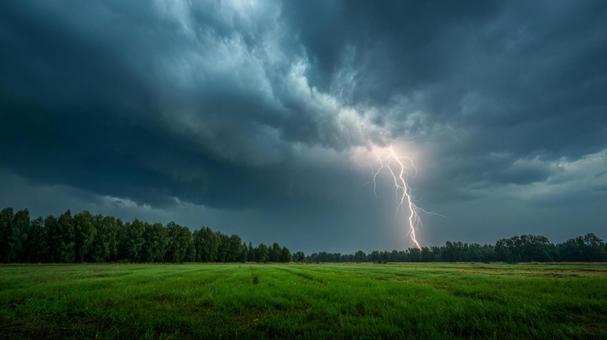 空を裂く雷光の写真