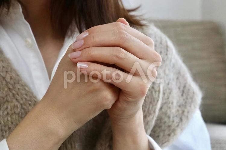 手を重ねた女性 寒い,温める,女性の写真素材