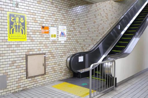 近鉄日本橋駅 地下ホームのエスカレーター 近鉄日本橋駅 地下ホームのエスカレーター 近鉄,日本橋駅,地下ホームの写真素材
