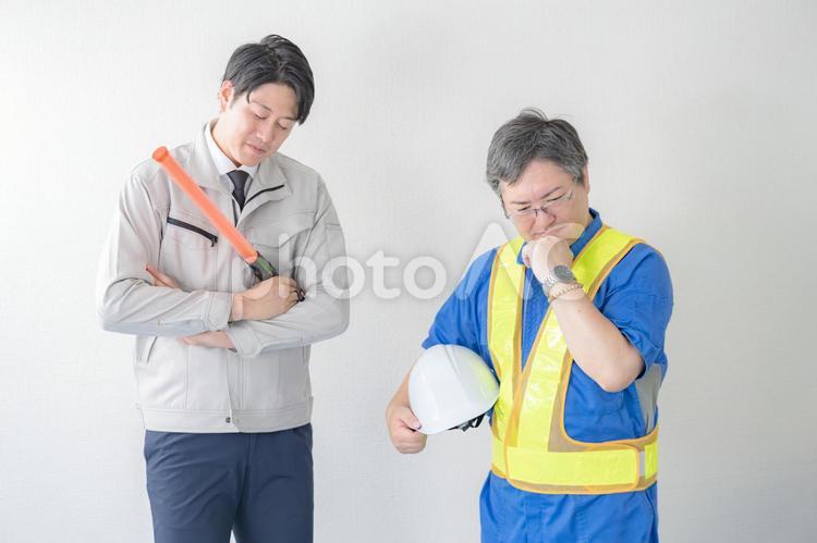 考える作業員男性達 作業服,男性,困惑の写真素材