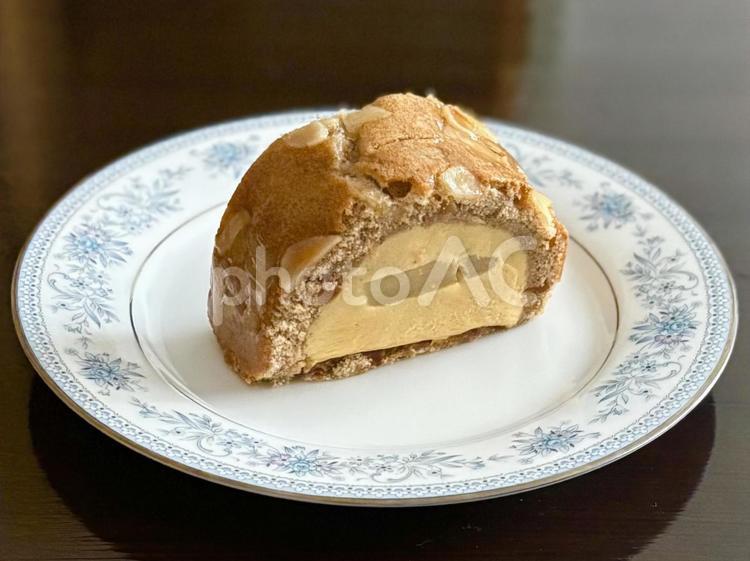 キャラメルと洋梨のケーキ ケーキ,キャラメル,ムースの写真素材