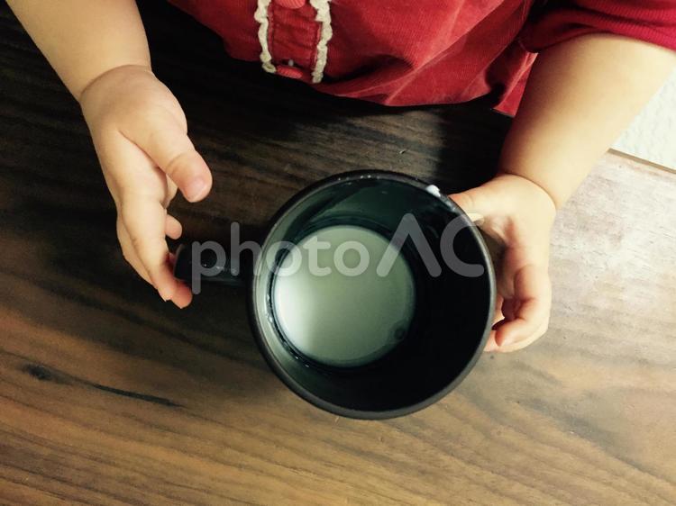 小さな女の子とミルク 牛乳,子供の手,おやつの写真素材