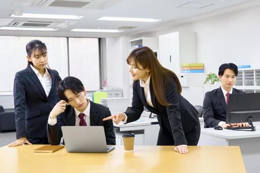 ミスを指摘する上司と悩む部下　ビジネス ビジネス,ミーテイング,トラブルの写真素材