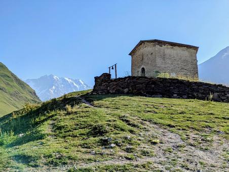 ウシュグリ村のジュグラーグ教会と雪山 ジュグラーグ教会,聖ギオルギ教会,雪山の写真素材