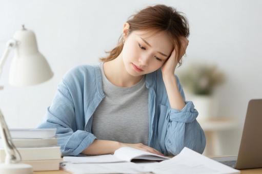 勉強に疲れた女性のイメージ 勉強に疲れた女性のイメージの写真