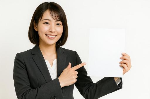 資料を見せる営業女性の写真