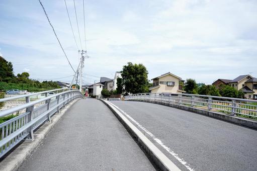 夏の郊外を走る生活道路 道,道路,橋の写真素材