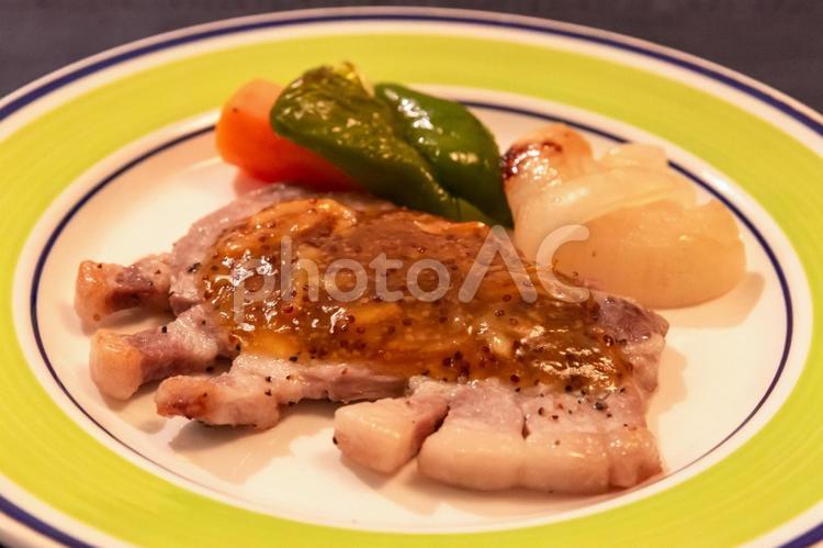 マーマレードソースをかけたローストポーク ローストポーク,肉料理,豚肉の写真素材