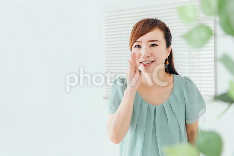 何か言う女性 言う,教える,しゃべるの写真素材