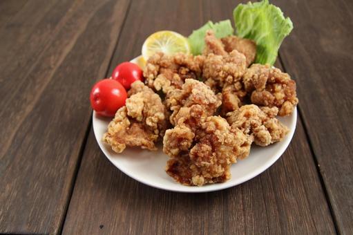 鶏の唐揚げと野菜の盛り合わせ 鶏の唐揚げと野菜の盛り合わせ 鶏肉,唐揚げ,揚げ物の写真素材