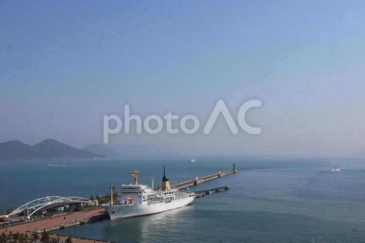 ４月下旬の高松港の航海練習船青雲丸 背景,船,乗り物の写真素材