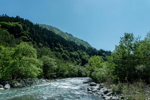 山の稜線と広がる青空 渓流,急流,清流の写真素材