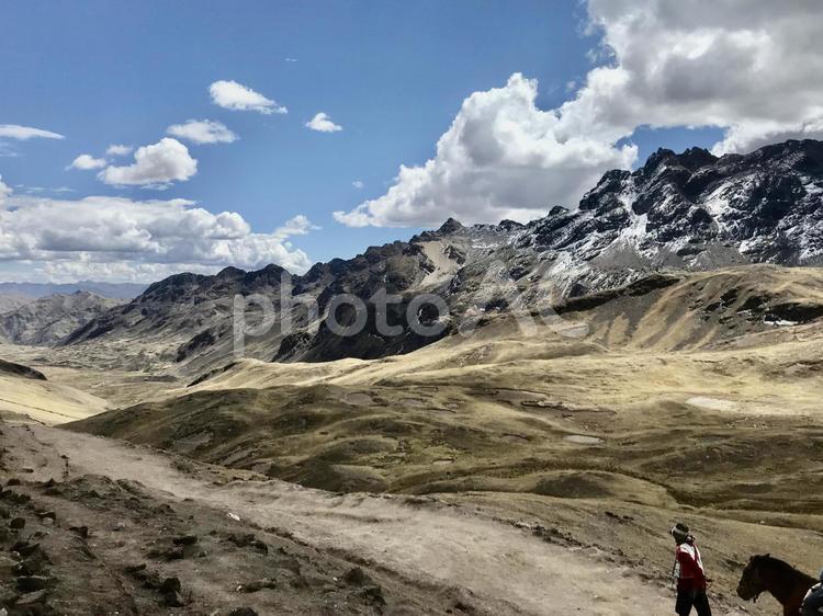 ペルー、アンデス山脈のアウサンガテ山 海外,南米,ペルーの写真素材