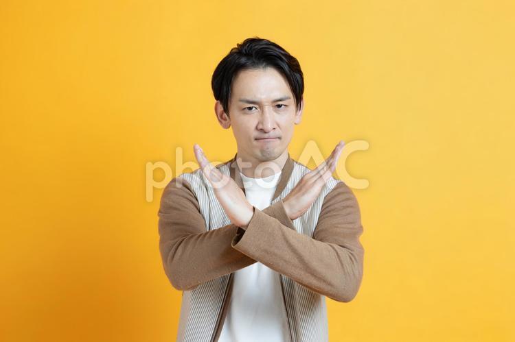 手を交差する日本人男性 男性,イケメン,夫の写真素材