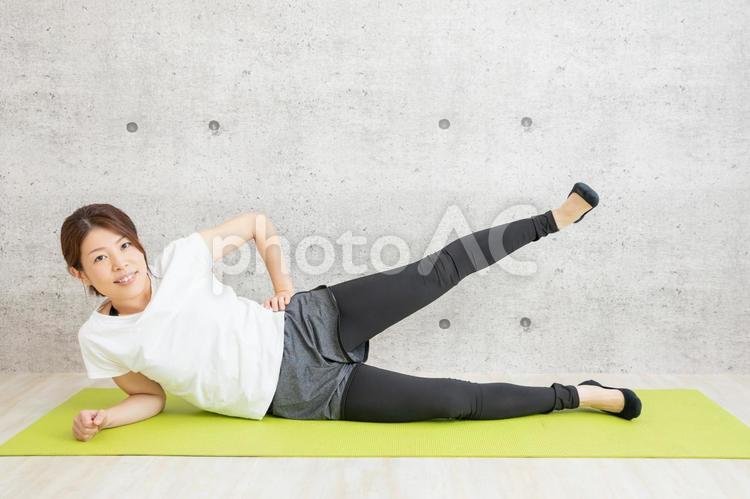 ストレッチをする女性 ストレッチ,太もも,ヨガの写真素材