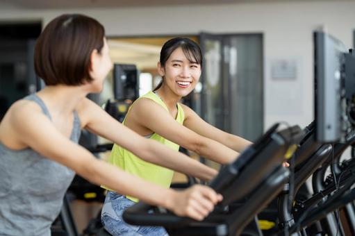 ジムでトレーニングする若い女性 ジム,フィットネス,トレーニングの写真素材