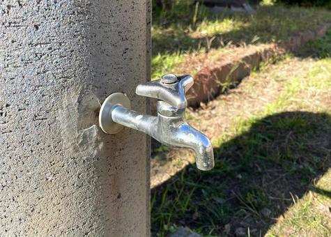ある公園の立形水飲水栓_下蛇口_711L 水道,水飲み場,立形水飲水栓の写真素材