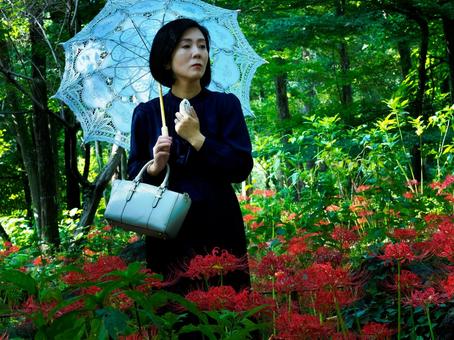 40:彼岸花を静かに眺める女性 40:彼岸花を静かに眺める女性 彼岸花,ミステリアス,悲しげの写真素材