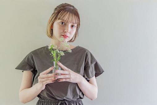 花瓶を持つ女性 花瓶を持つ女性 女性,花,花瓶の写真素材