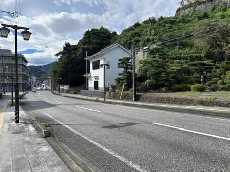 山のふもとに延びる地方都市の道路 日本,道路,市街地の写真素材