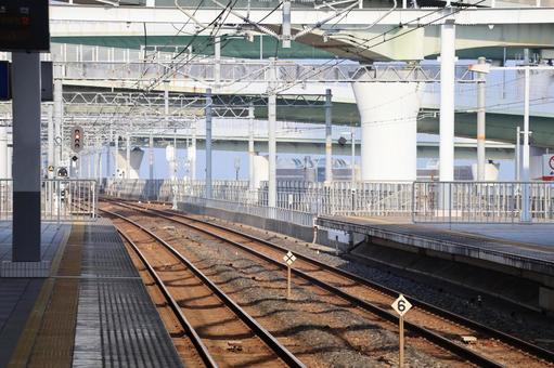 駅のホームと線路のレールと高速道路橋の街 駅,ホーム,線路の写真素材