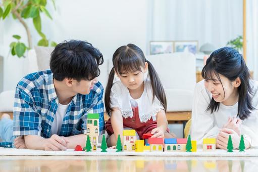 リビングで遊ぶ家族 リビングで遊ぶ家族 家族,笑顔,遊ぶの写真素材