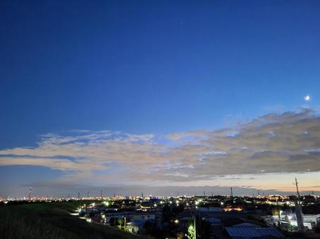 日暮れの町並み、町のあかりと空と月 日暮れの町並み、町のあかりと空と月 夜景,町並み,日暮れの写真素材
