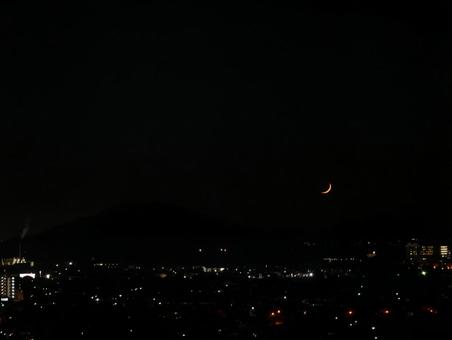 夜景と月 夜景,三日月,赤い月の写真素材
