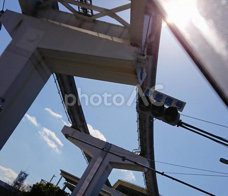 下から見たモノレールの線路 空,何人もありません,光の写真素材