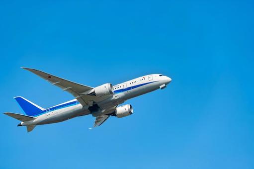 羽田空港から飛び立つ飛行機 羽田空港から飛び立つ飛行機 飛行機,乗り物,交通の写真素材