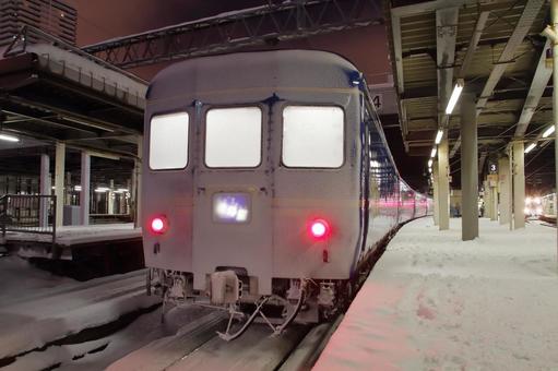 札幌駅で出発を待つ寝台特急北斗星号 札幌駅で出発を待つ寝台特急北斗星号 jr,寝台特急,北斗星の写真素材