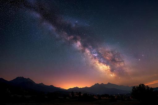 美しい天の川と夜明け前の空 美しい天の川と夜明け前の空の写真