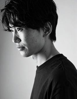 謎めいた雰囲気の男性の写真